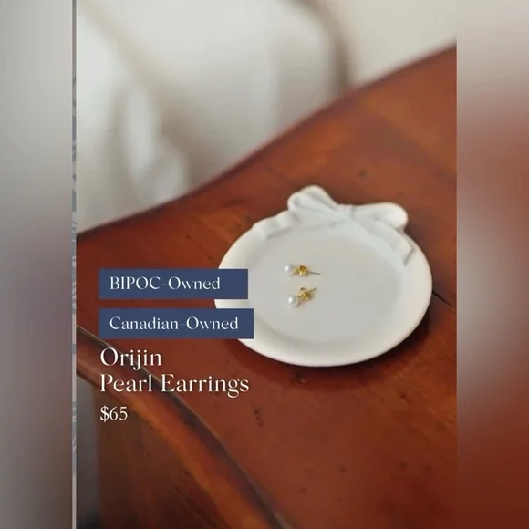 Jilly Box Pearl Stud Earrings - Picture 2 of 2